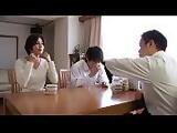Huebsche asiatisch japanische Mutter wird von ihrem Sohn gefickt